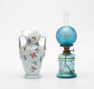 BORDSFOTOGENLAMPA och VAS, glas, sent 1800-tal.