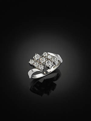 RING, 18 kt vitguld med 9 briljanter 0.60 ct, enligt gravyr.