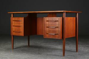 Skrivebord af teaktræ, dansk møbelproducent, 1960erne