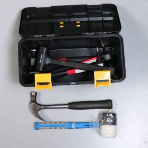 VERKTYGSLÅDA med olika hammareklubbor