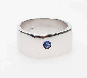 RING, 9k vitguld med blå sten, vikt ca 9,4 gram.