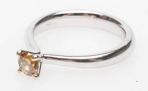 VITGULDSRING, 14k guld, med bruntonad diamant ca 0,35 ct.