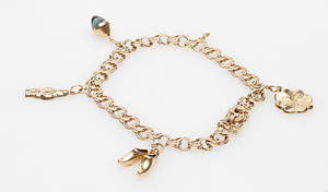 ARMBAND BISMARCK MED BERLOCKER, 18k guld, vikt ca 13,2 gr.