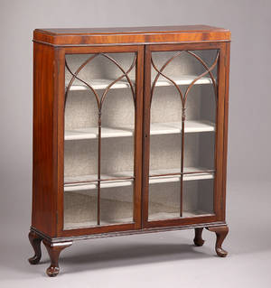 Vitrineskab af mahogni. Ca. 1900