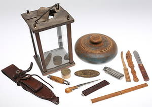 PARTI ALLMOGE, ljuslykta, träask, knivar mm,18001900-tal.