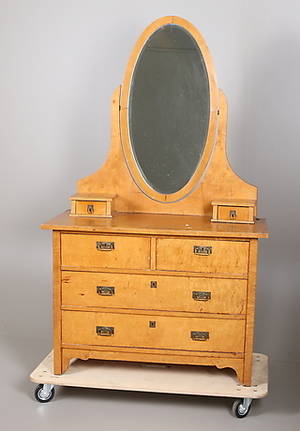 SPEGELBYRÅ med 6 lådor i björk, 1900-talets början.