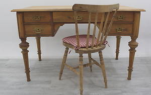 SKRIVBORD fem lådor och stol.