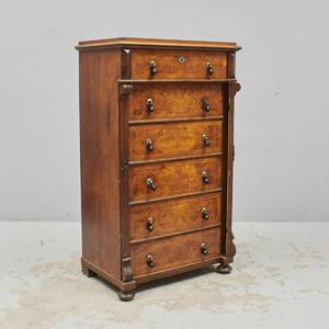 Byrå, Längd 77 cm. Djup 50 cm