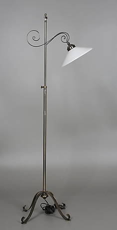 GOLVLAMPA i järn med vit glasskärm.