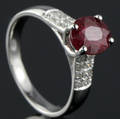 Rubin og brillant ring.