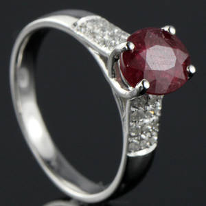 Rubin og brillant ring.