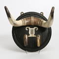 KLÄDHÄNGARE, horn monterad på träplatta. 1900-tal.