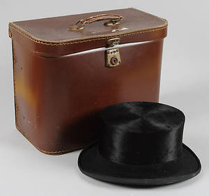 HÖG HATT I HATTASK, London.