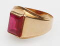 RING MED RÖD STEN, 18k guld, total vikt ca 3 gr.