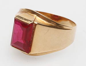 RING MED RÖD STEN, 18k guld, total vikt ca 3 gr.