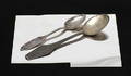 PLATTA, råsilver samt SKEDAR, 2 st, silver, 19002000-tal. Vikt 252 gram.