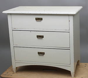 BYRÅ med tre lådor, vitmålad, 1800-talets slut.