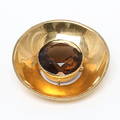 BROSCH, 18k guld med facettslipad brun sten, 1900-tal.