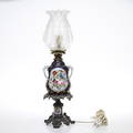 BORDSLAMPA, porslin och metall, omkring 1900.