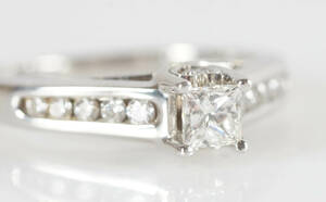 Ring i 14K guld med diamanter