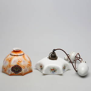 TAKLAMPA höjd ca 80 cm, och LAMPSKÄRM, glas, 1920-tal.