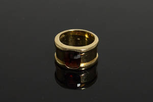 Goldring 18kt. mit Granat in Phantasieschliff