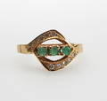 GULDRING, 18k, 0,15 carat briljanter och smaragder.