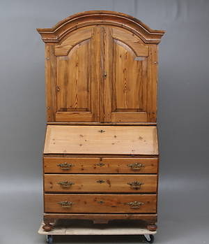 SKÅP, med skrivklaff, omkring 1800.