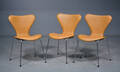 Arne Jacobsen. Sæt på tre stole, syveren, model 3107 3