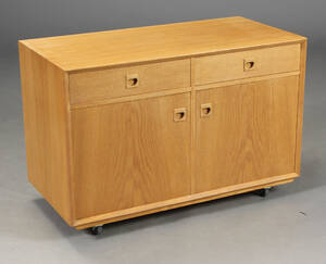 Dansk møbelproducent, Lav skænk af egetræ  på hjul