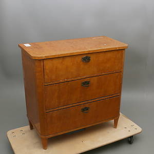 BYRÅ i troligen björk, 3 lådig, 192030-tal.