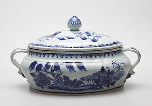TERRIN MED LOCK, porslin, Kina, Qianlong 1735-1796.