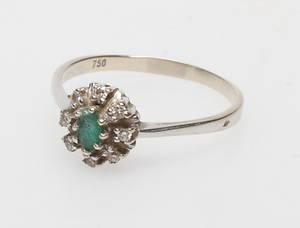 VITGULDSRING MED DIAMANTER 0.12 ct samt SMARAGD, 18k guld, vikt ca 2,7 gr.