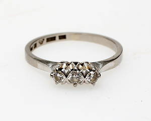 RING, vitguld 18 k med 3 brillianter 1 st 0,2, 2 st 0,1.