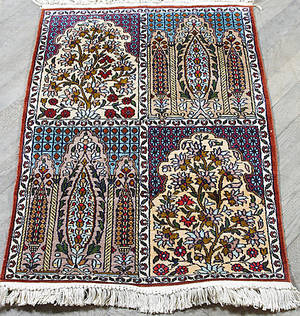 ORIENTMATTA med silkesinslag, 74 x 62 cm.