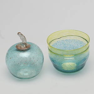 KONSTGLAS, 2 st. Signerade Heino.