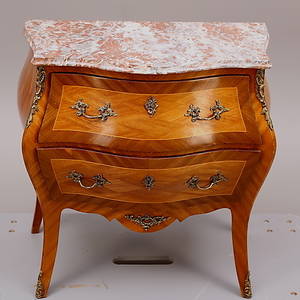 BYRÅ med stenskiva, träintarsia, tvålådig, rokokostil, 1900-tal.