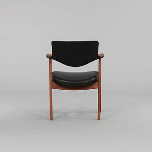 ERIK KIRKEGAARD. Karmstol, teak och skinnimitation. Danmark, 1900-talets mitt.
