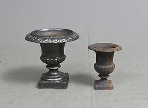 TRÄDGÅRDSURNOR, järn, 2 st, 1900-talets första hälft.