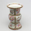 VAS i porslin, Famille rose, Kina, 171800-tal.