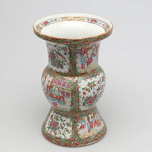 VAS i porslin, Famille rose, Kina, 171800-tal.