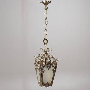 TAKLAMPA, i mässing med frostat glas. 1900-talets mitt.