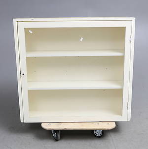 VITRINSKÅP, 1900-talets första hälft.