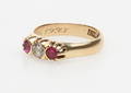 RING, 18k guld med stenar, vikt ca. 6,8 gram.