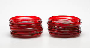 ASSIETTER, 12 st, röd glasmassa, sannolikt Reijmyre.
