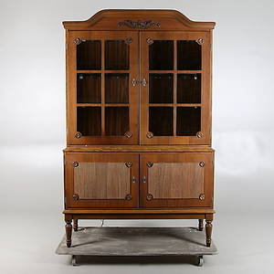 VITRINSKÅP, gustaviansk stil. 1900-talets andra hälft.