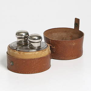 BLÄCKHORN, 2 st i skinnfodral. 1900-talets första hälft.