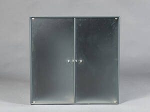 Peter J. Lassen. Montana skabsmodul med glaslåger. 