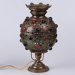 BORDSLAMPA, metall, med dekoration i olikfärgat glas, 1900-tal.