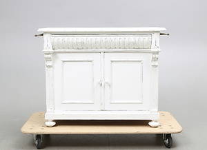 SKÅPSUNDERDEL, Vitmålad, 181900-tal.